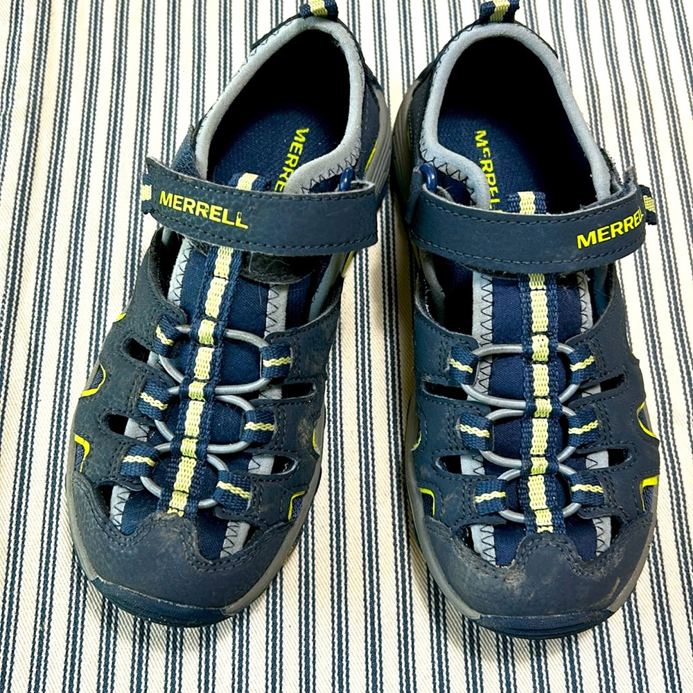 Closed toe sandals 1